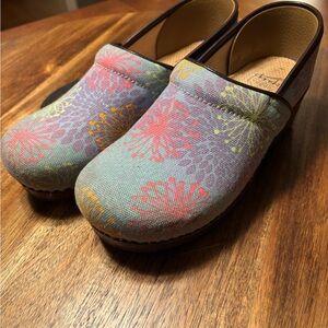 Dansko VEGAN Denim Clogs Size 40 (women’s US size 9-10)